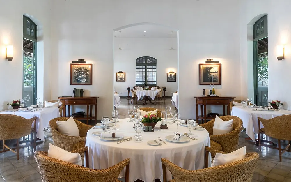 Salle de restaurant avec assises capitonnées